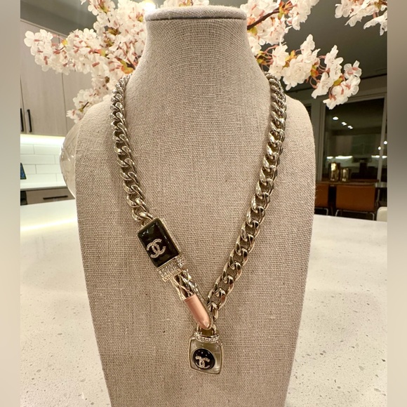 CHANEL Collector’s Lipstick CC Rhinestone studded necklace - Picture 2 of 7